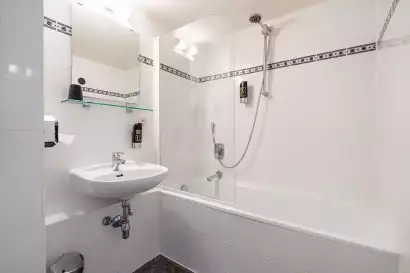 4_hotel-enziana-wien-dreibettzimmer-badezimmer.webp
