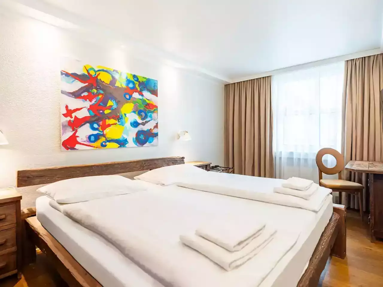 Doppelbettzimmer mit Fenster und Schreibtisch