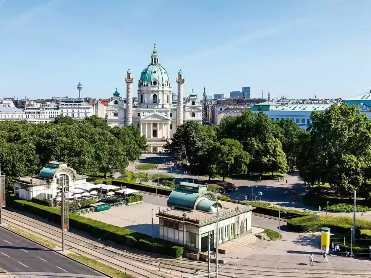Karlskirche Wien mit U-Bahn Station