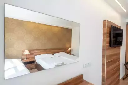 3_hotel-enziana-wien-dreibettzimmer-zimmer.webp