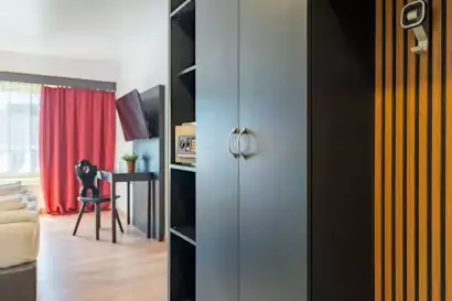 3_hotel-enziana-wien-zimmer-superior-schrank-und-schreibtisch.webp