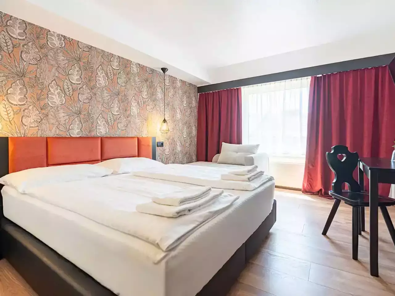 Doppelbettzimmer mit Fenster und Schreibtisch