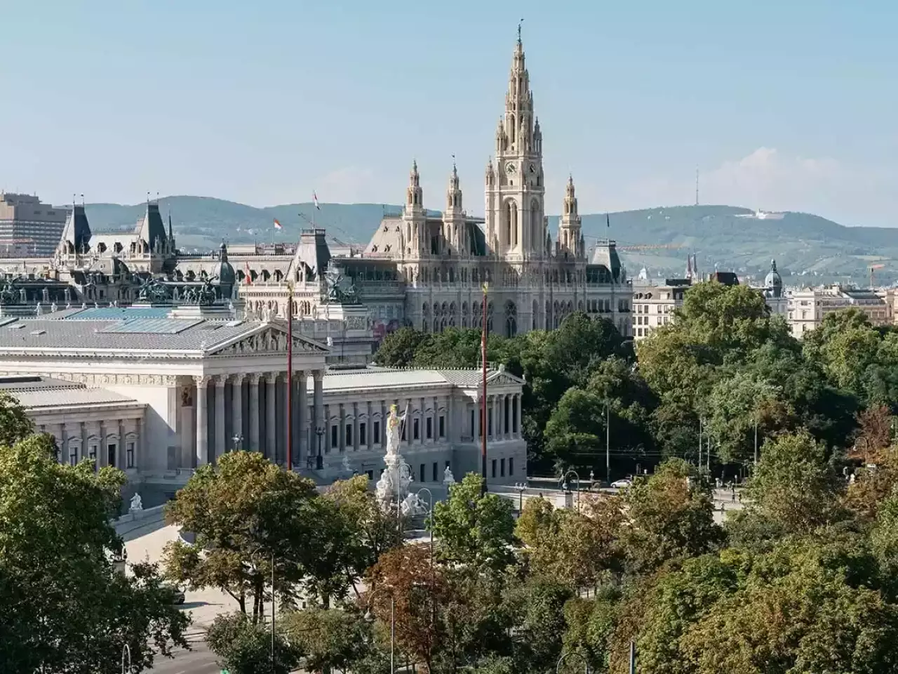 Ringstraße Wien mit Parlament und Rathaus
