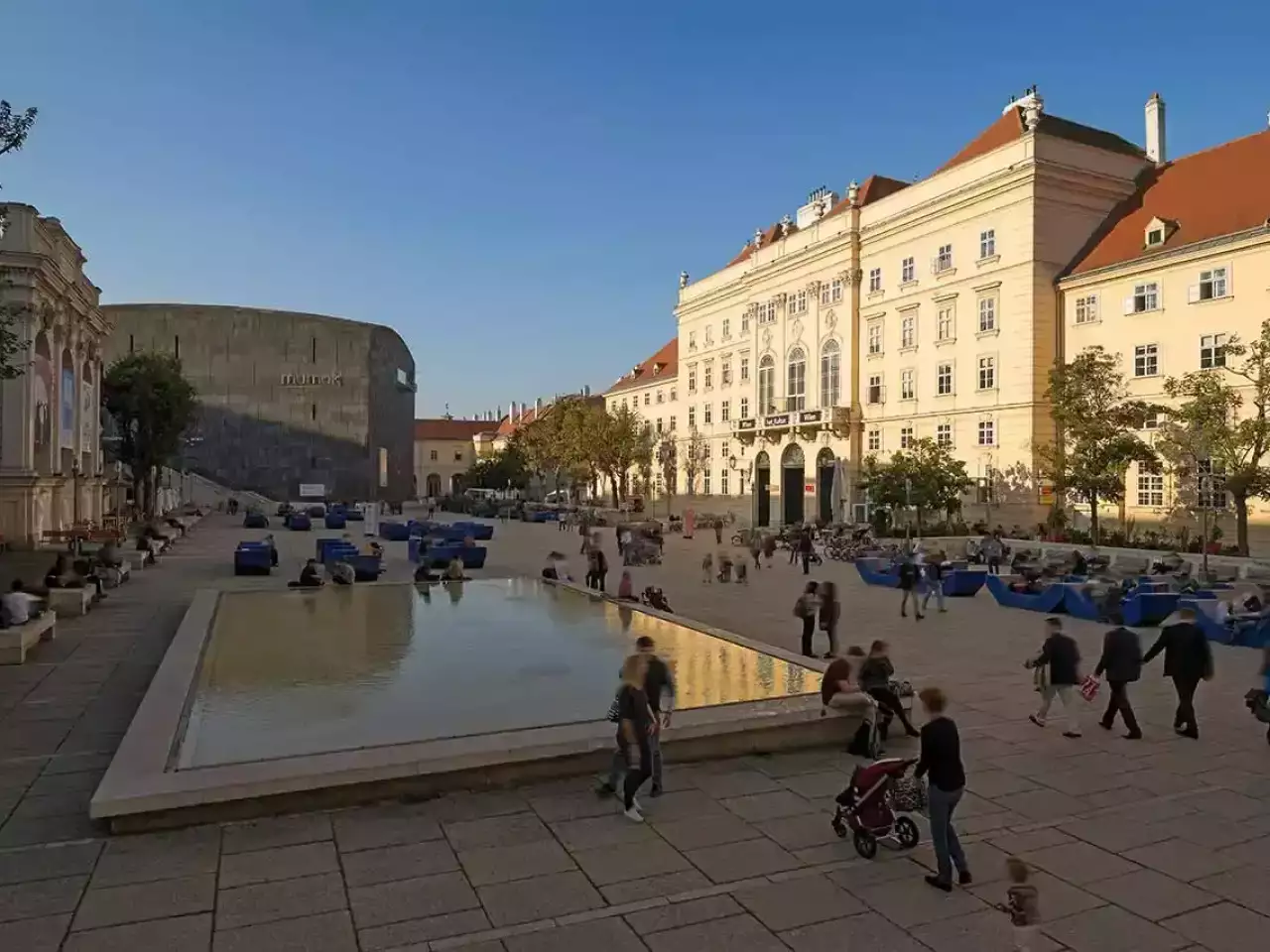 Blick auf den Innenplatz vom Museumsquartier in Wien