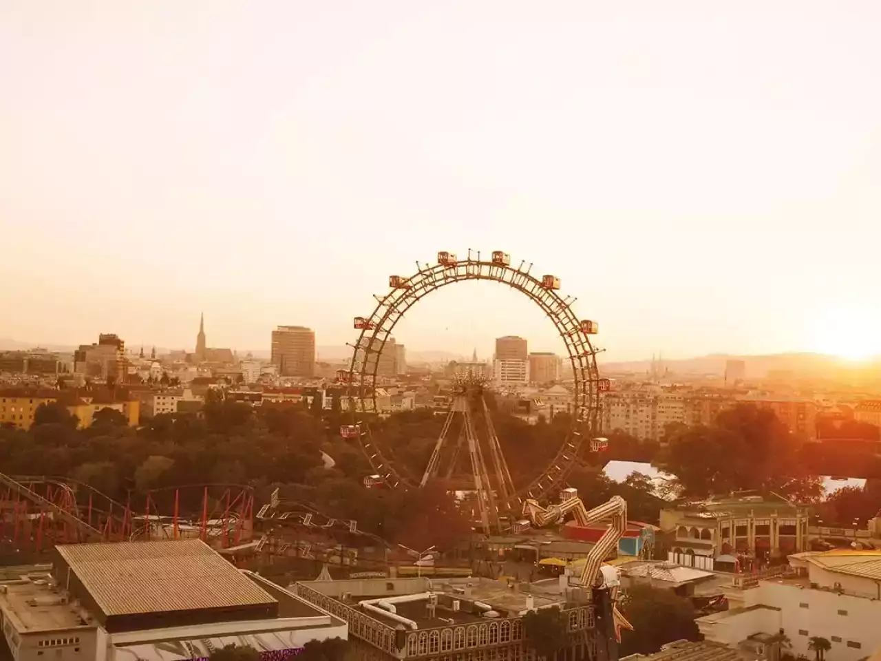Wiener Prater mit Riesenrad bei Sonnenuntergang