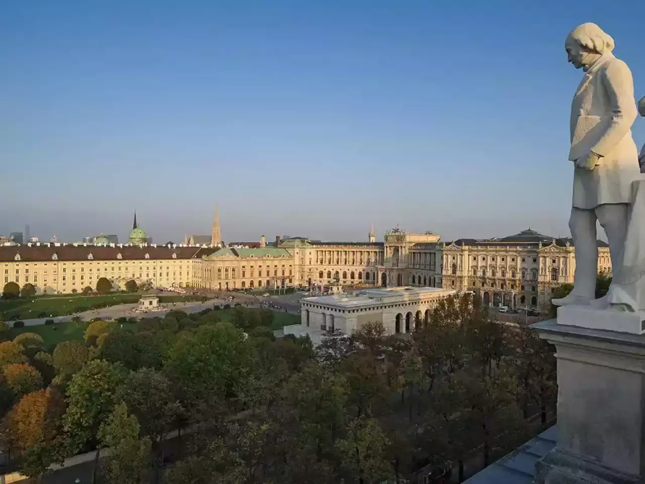 Blick auf Hofburg und Heldenplatz in Wien