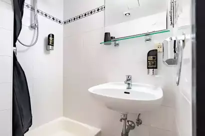4_hotel-enziana-wien-einzelzimmer-badezimmer.webp
