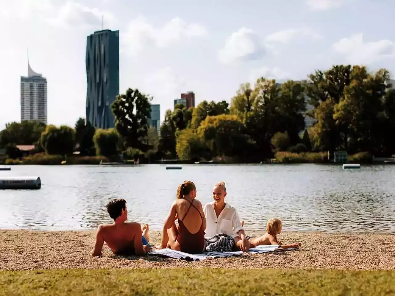 Familie beim Schwimmen an der Alten Donau in Wien