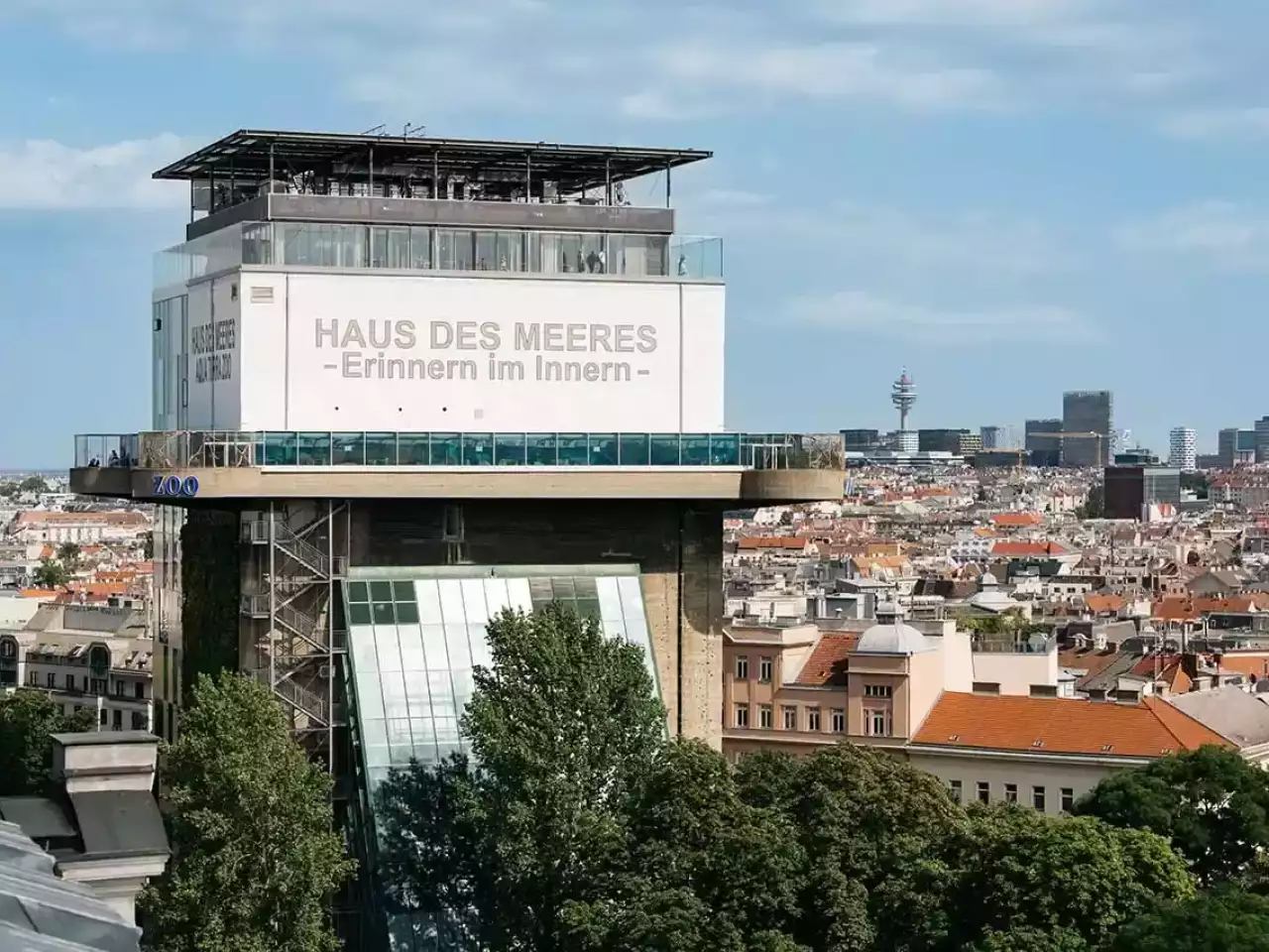 Aussenansicht Haus des Meeres mit Wien im Hintergrund