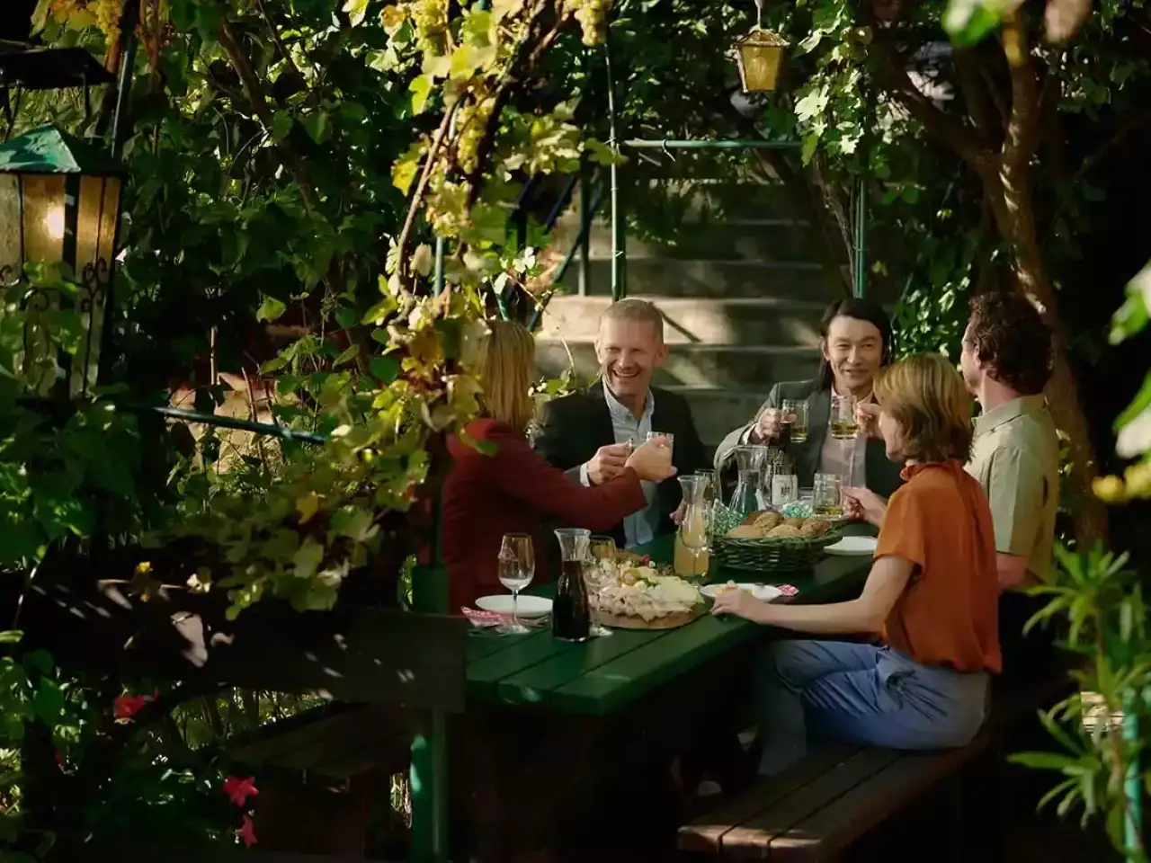 Wiener Heuriger mit Essen im Garten