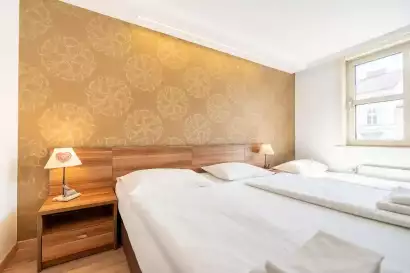 2_hotel-enziana-wien-dreibettzimmer-schlafzimmer.webp